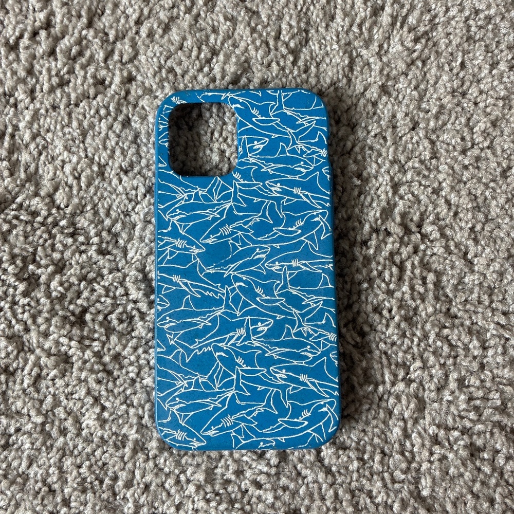 Pela iPhone 12/12 Pro Shark Case